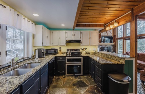 Snowshoe Casa | Charming 3-bedroom Westridge House with AC at Snowshoe