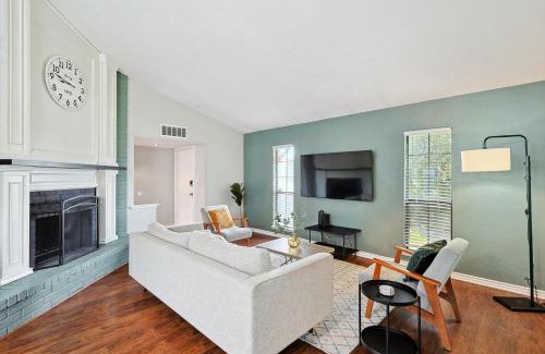 Plano Casa | Charming 3 Bedrooms Escape w Pool Yard Foosball