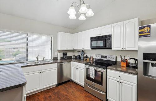 Plano Casa | Charming 3 Bedrooms Escape w Pool Yard Foosball