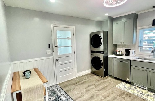 Quincy Casa | Charming 3-Beds In 2-bedrooms Apartment Near Quincy Adams