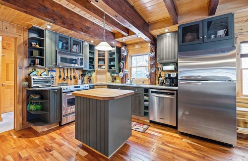 Blandford Casa | Charming 3-BR Berkshires Timber Cottage