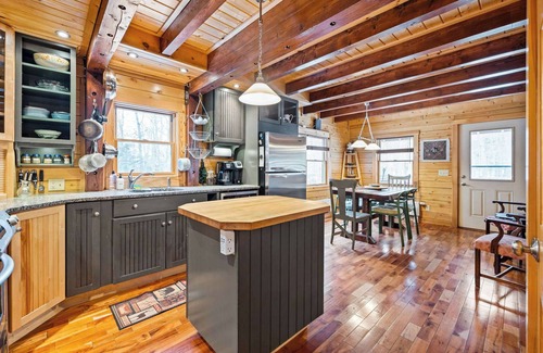 Blandford Casa | Charming 3-BR Berkshires Timber Cottage