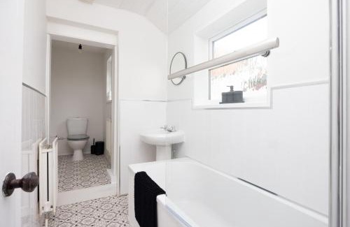North Bitchburn Casa | Charming 3-BR Home Near Historic Town Centre