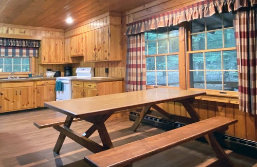 Reeders Cabina | Charming 3 BR Log Cabin in the Poconos