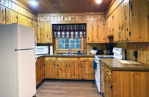 Reeders Cabina | Charming 3 BR Log Cabin in the Poconos