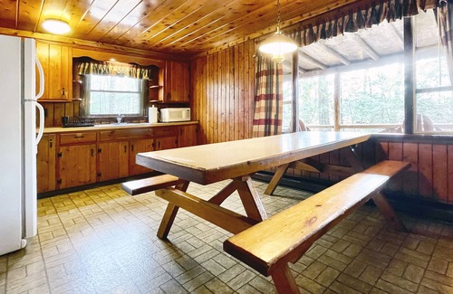 Reeders Cabina | Charming 3 BR Log Cabin in the Poconos