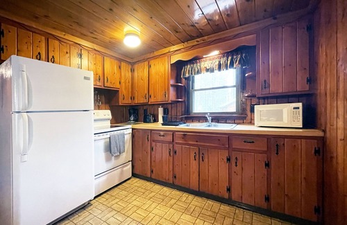 Reeders Cabina | Charming 3 BR Log Cabin in the Poconos