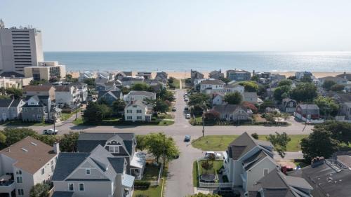 Northeast Virginia Beach Casa | Charming 3 BR North End Beach Cottage One Block to the Beach Private Parking Private Backyard 1478
