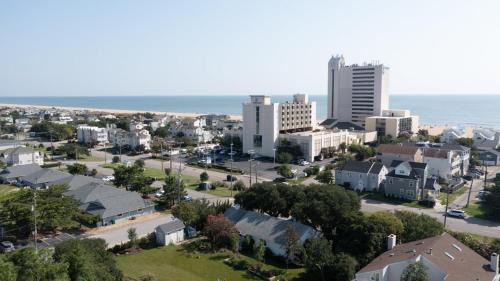 Northeast Virginia Beach Casa | Charming 3 BR North End Beach Cottage One Block to the Beach Private Parking Private Backyard 1478