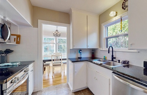 Bremerton Casa | Charming 3 story home, with a W/D & Wifi, located near Seattle-Bremerton ferry