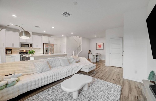 Summerlin Casa | Charming 3B3B townhome with full bedroom and bathroom DOWNSTAIRS in Las Vegas