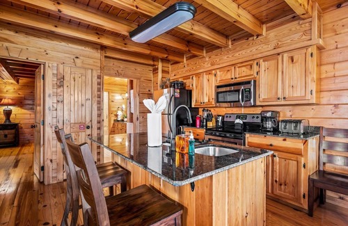 White Oak Lodge Cabina | Charming 3BD Cabin w/ Hot Tub! Arcade + POOL!