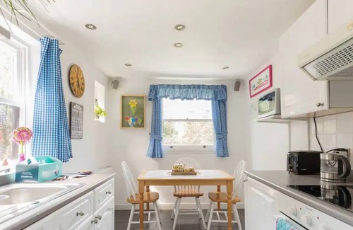 Bow West Apartamento | Charming 3BD Flat - 5 Minutes to Victoria Park