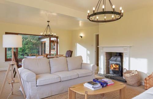 Bourton-on-the-Water Casa | Charming 3BD Cotswolds Family Retreat