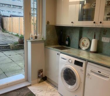 White City Casa | Charming 3Bd Home in West London