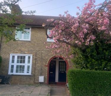 White City Casa | Charming 3Bd Home in West London