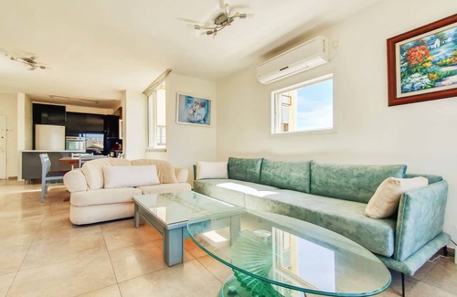 Bat Yam Apartamento | Charming 3bdr apt with sea view B5