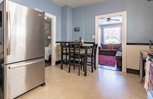 King Casa | Charming 3bed Home w/ Yard - Walk Score 91!