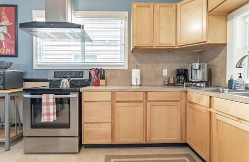 King Casa | Charming 3bed Home w/ Yard - Walk Score 91!