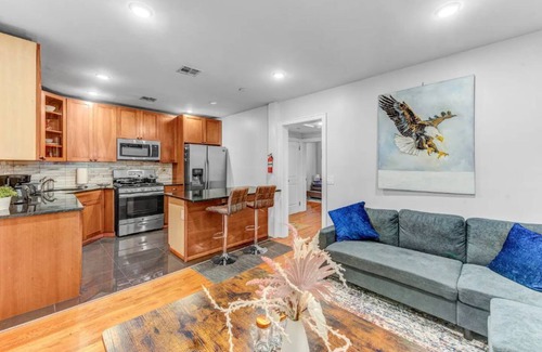 West New York Apartamento | Charming 3BHK - 15 mins bus ride to Time Sq., NYC
