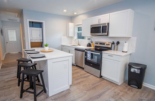 Eastside Promise Neighborhood Cabaña | Charming 3br/1ba Close to Vibrant Downtown
