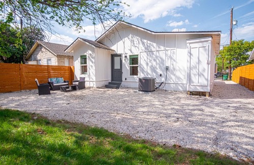 Eastside Promise Neighborhood Cabaña | Charming 3br/1ba Close to Vibrant Downtown