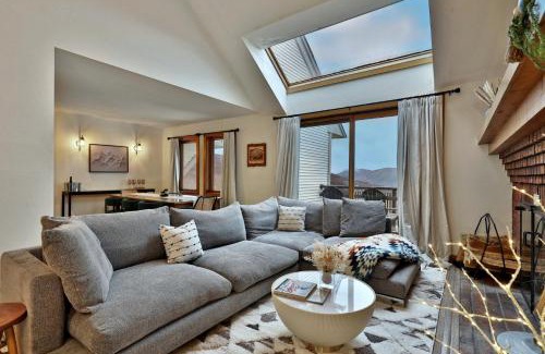 Central Vermont- Killington Apartamento | Charming 3BR-2BA Condo in Sunrise Village at Ski Resort, Pool, Hot Tub, Sports Center