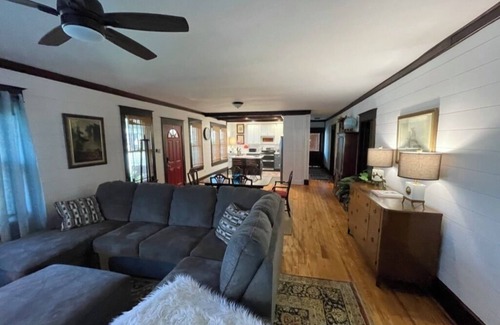 Sheffield Casa | Charming 3BR 2BA furnished pet-friendly house WiFi AC in downtown Sheffield AL