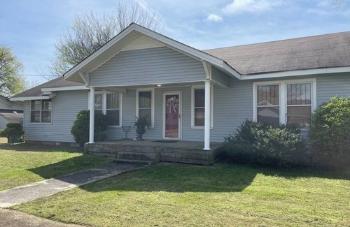 Sheffield Casa | Charming 3BR 2BA furnished pet-friendly house WiFi AC in downtown Sheffield AL