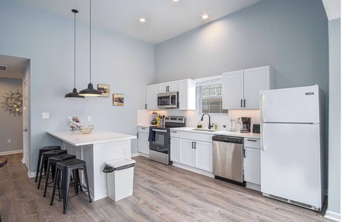 Near East Side Cabaña | Charming 3br/2ba Gem Close to Downtown/ Riverwalk