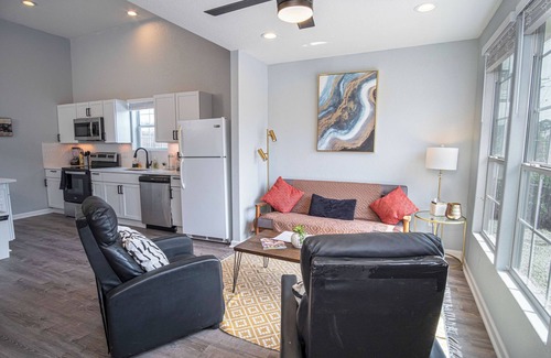 Near East Side Cabaña | Charming 3br/2ba Gem Close to Downtown/ Riverwalk