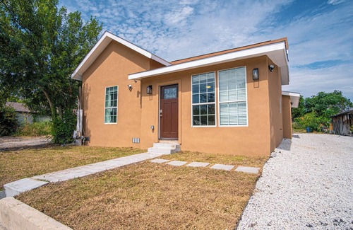 Near East Side Cabaña | Charming 3br/2ba Gem Close to Downtown/ Riverwalk