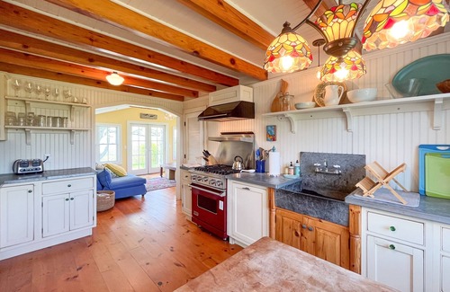 Block Island Cabaña | 4BR Encanto Cottage Situado por encima del mar ofrece espectaculares puestas del sol del océano