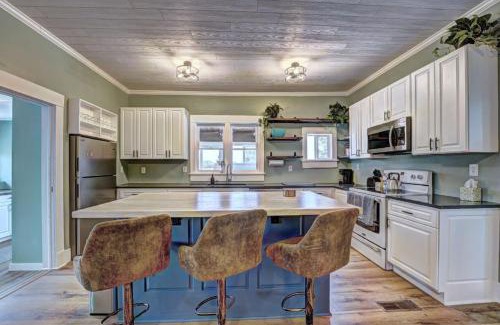Fruita Casa | Charming 3BR Farmhouse Near Trails & Town