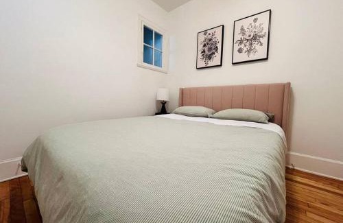 Cote-Des-Neiges—Notre-Dame-De-Grace Apartamento | Charming 3BR Getaway, Free Parking & Near Metro