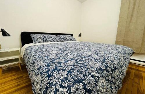 Cote-Des-Neiges—Notre-Dame-De-Grace Apartamento | Charming 3BR Getaway, Free Parking & Near Metro