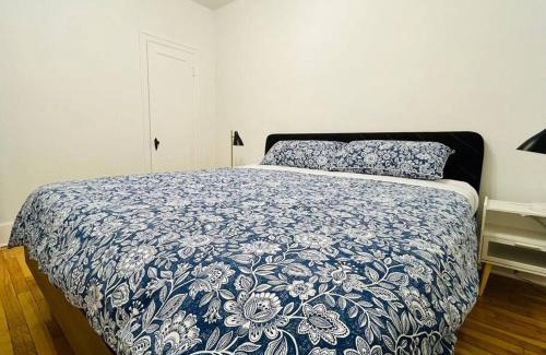 Cote-Des-Neiges—Notre-Dame-De-Grace Apartamento | Charming 3BR Getaway, Free Parking & Near Metro