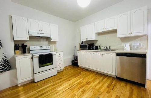 Cote-Des-Neiges—Notre-Dame-De-Grace Apartamento | Charming 3BR Getaway, Free Parking & Near Metro