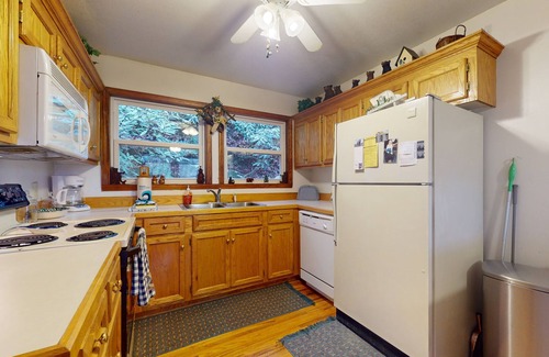 Scaly Mountain Casa | Charming 3BR home in Scaly Mountain with a full kitchen and high speed internet