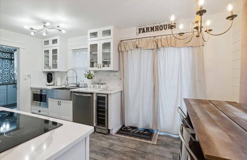 Drayton Plains Casa | Charming 3BR Home Near Birmingham Walk to Downtown Office, Fireplace, Vinyl