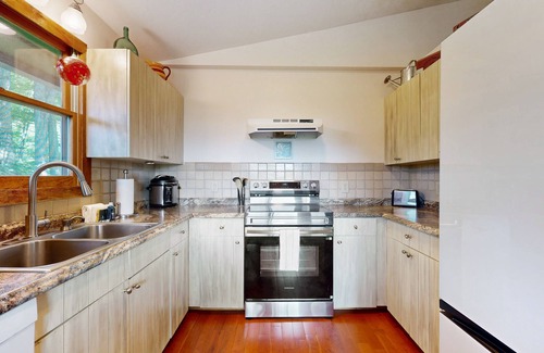 Waynesville Casa | Charming 3BR house with Mountain Views, Full Kitchen, and Dog Friendly
