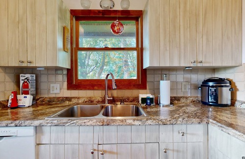 Waynesville Casa | Charming 3BR house with Mountain Views, Full Kitchen, and Dog Friendly