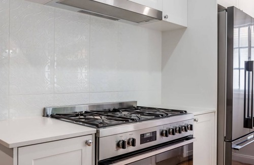 Newmarket Apartamento | Charming 3BR Queenslander with Backyard and Play Area