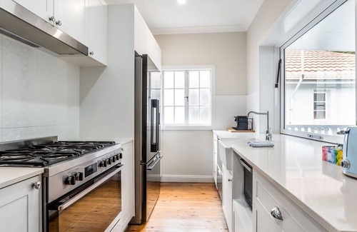 Newmarket Apartamento | Charming 3BR Queenslander with Backyard and Play Area