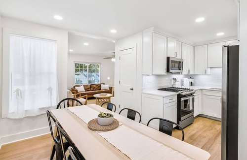 Buford Highway Casa | ¡Vive como Local en Chamblee en esta casa de 3D!