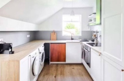 Laugardalur Apartamento | Charming 3BR Top-Floor Retreat - Walk to Cafes, Landmarks & Quick City Access