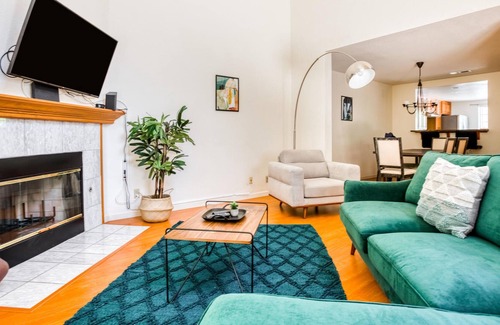 Carmine - Parkmont Casa | Charming 3BR Townhouse in San Jose