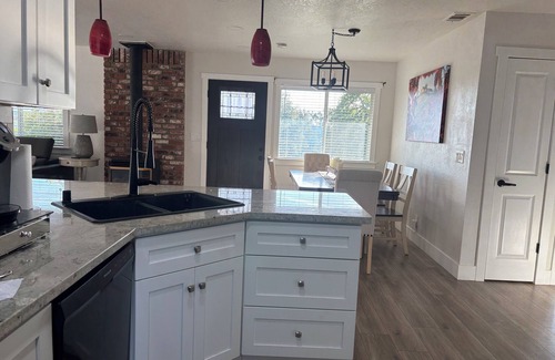 Newcastle Otro | Charming 4 BD farmhouse with AC and WiFi in fabulous Newcastle on the Wine Trail