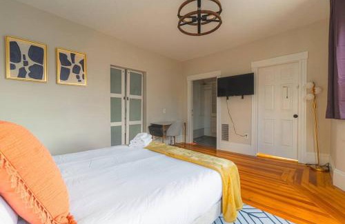 Salem Apartamento | Charming 4 BDR - Walk to Downtown & Free parking!