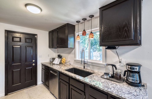 Cascade Casa | Charming 4 BDRM / 1 Bath Home ♠ Mins from Airport